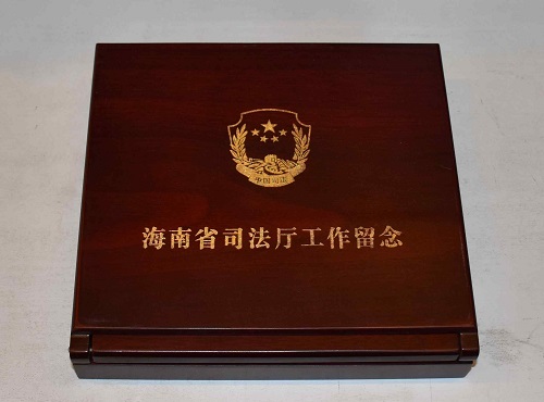 單位光榮退休紀念章,員工退休送什么定制紀念品好？