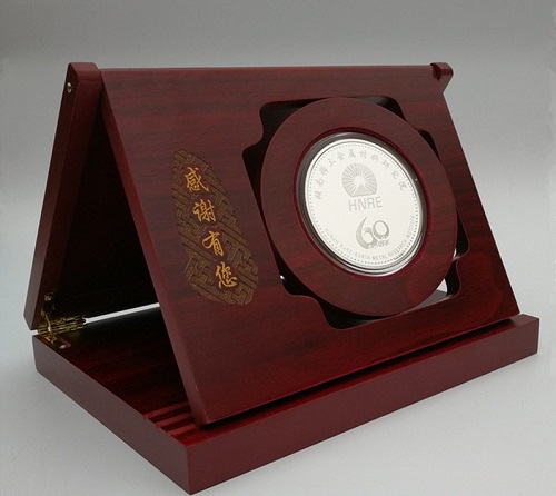 單位光榮退休紀念章,員工退休送什么定制紀念品好？